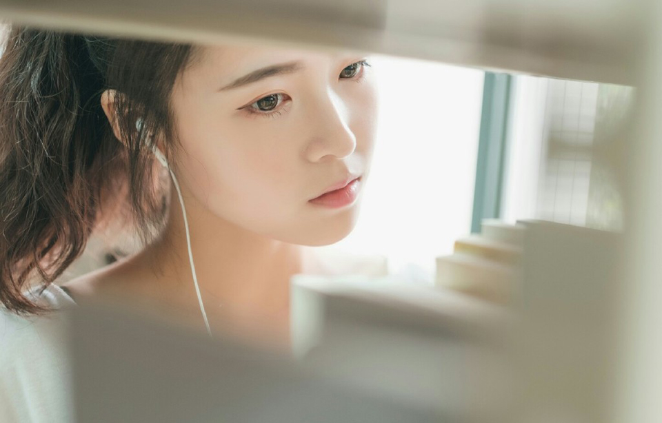 这里上百名将领一降，基本上，这十万大军就落入庞统的掌控了，微微一笑，点头示意众人起身道：“诸位快快请起。”
